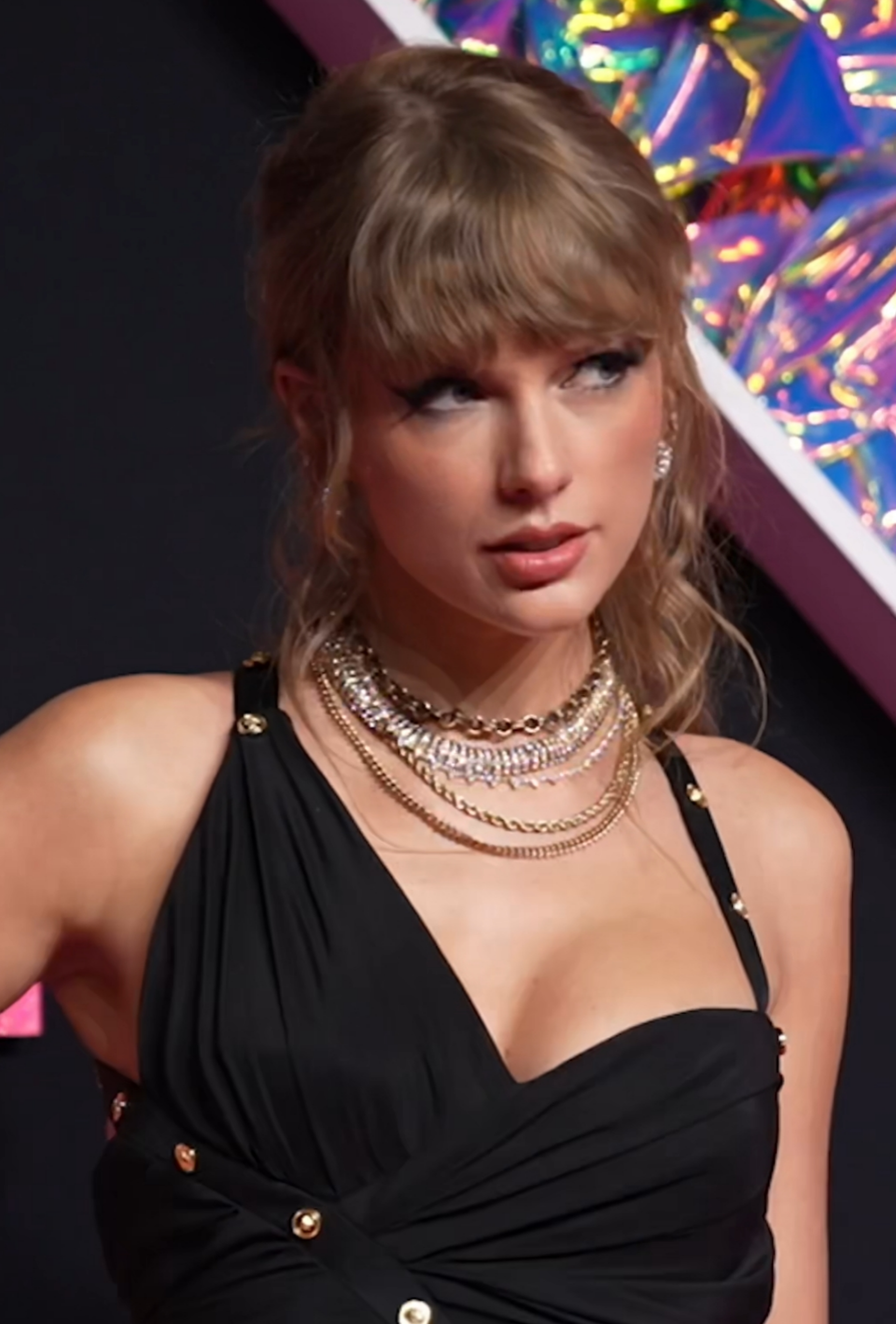 Taylor Swift in zwarte jurk